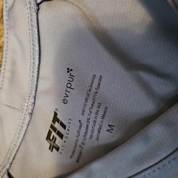 FIT scrubs top - Picture 2 of 4